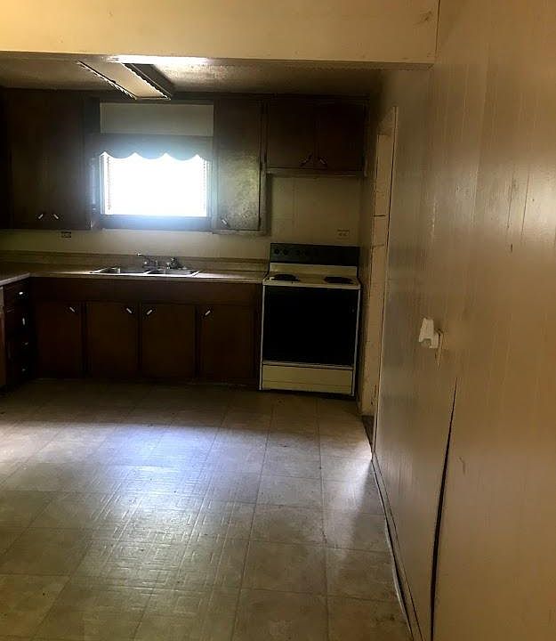 2nd image of 160 33rd St NW