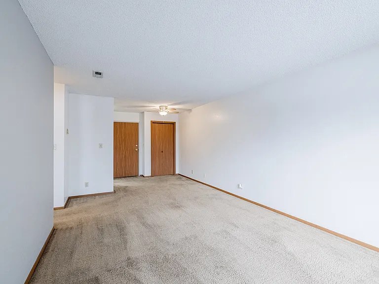Cambridge Apartments — Photo 14