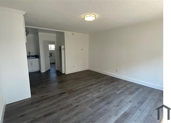 2nd image of 6121 Crenshaw Blvd #1