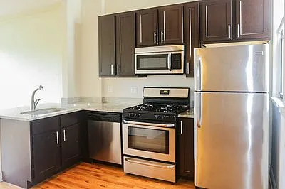 2952 N Racine Ave — Photo 2