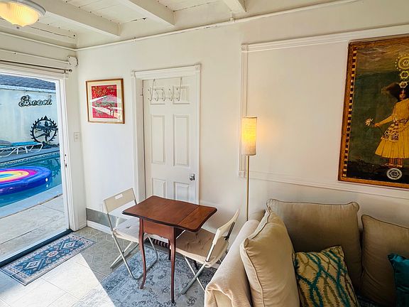 The room sits off the pool and its a very light & happy environment with fun pool-toys right outside and the unit gets flooded w AM & day lights. Good for people working or studying from home etc.