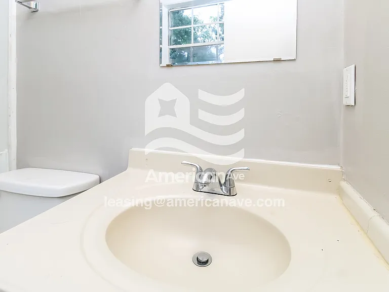 1410_012_bathroom_13.jpg