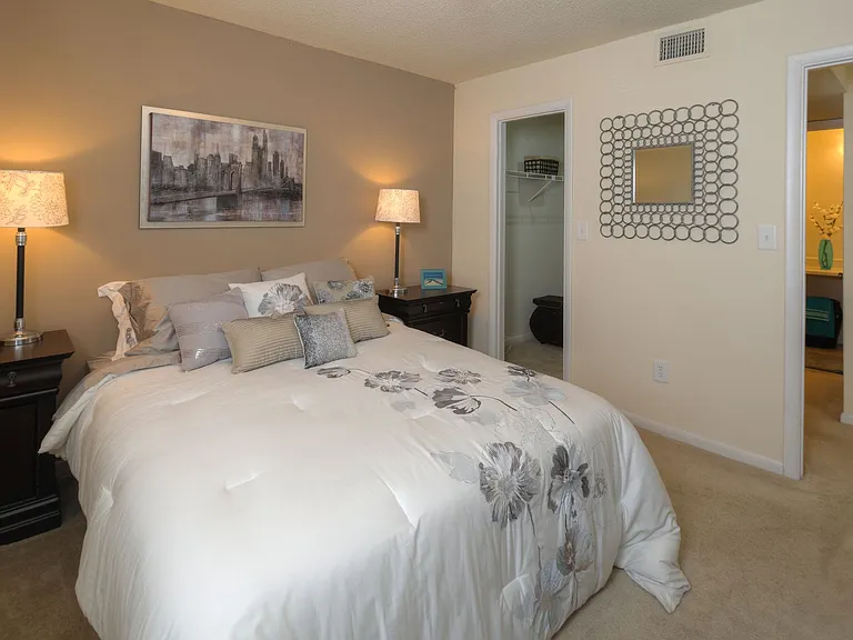 Ashbrook Apartments — Photo 11