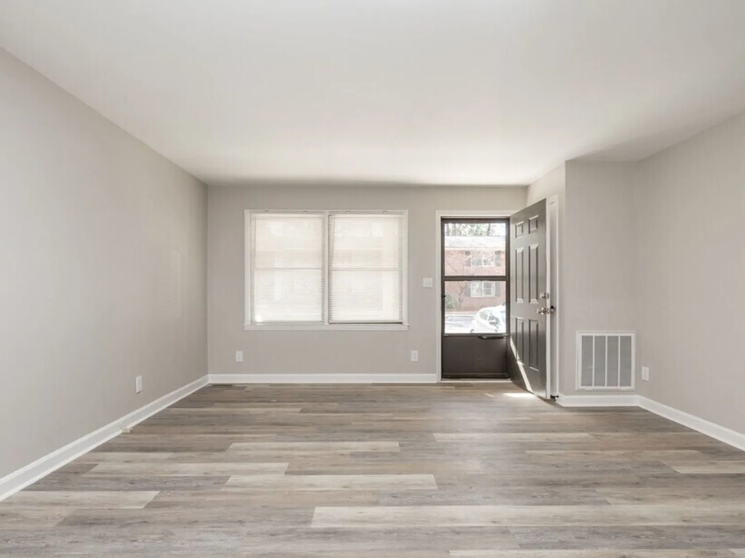 Whitfield Apartments — Photo 2