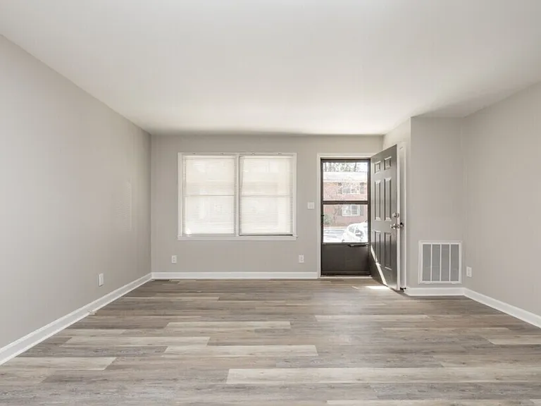Whitfield Apartments — Photo 2
