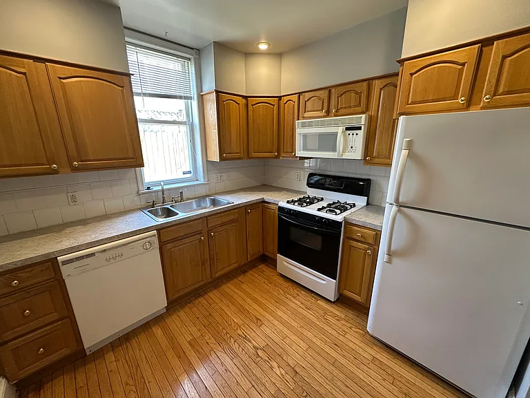 2205 Madison Sq — Photo 8