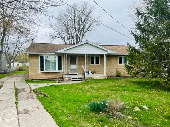 5446 Pointe Dr, East China, MI 48054