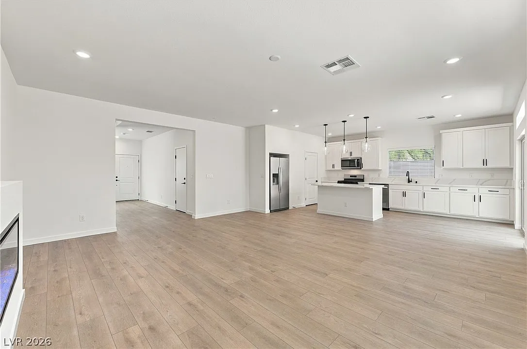 4 bed, 3.5 bath, 2601 sqft, $2,950 — Photo 4