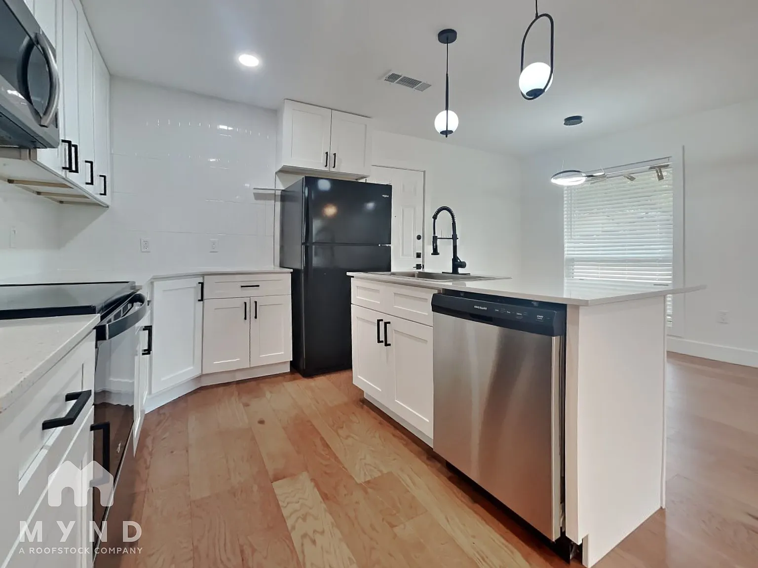 2 bed, 2.0 bath, 992 sqft, $1,615 — Photo 3