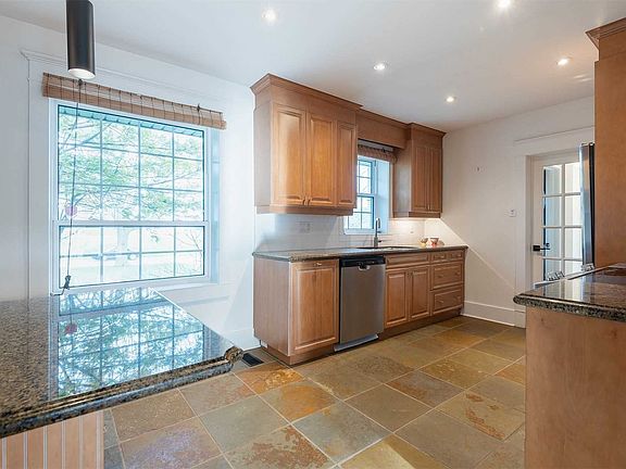3rd image of 31 Rivercove Dr