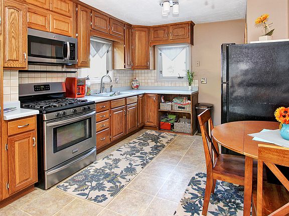 2nd image of 681 Pine Ave