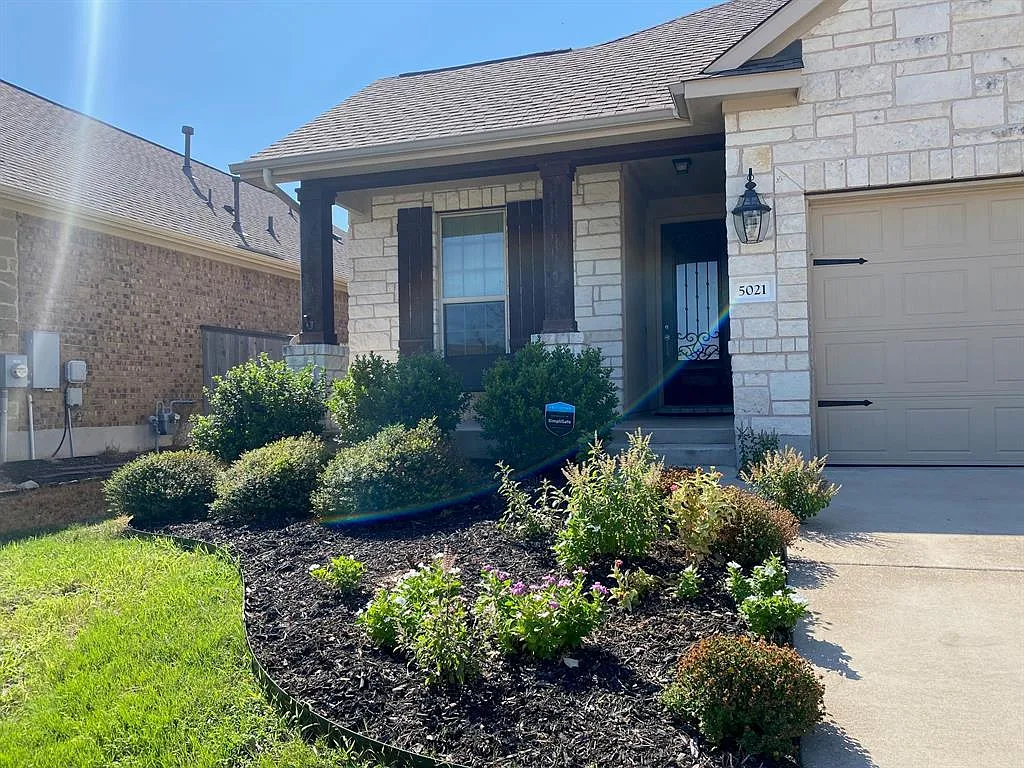 3 bed, 2.0 bath, 1817 sqft, $2,250 — Photo 3