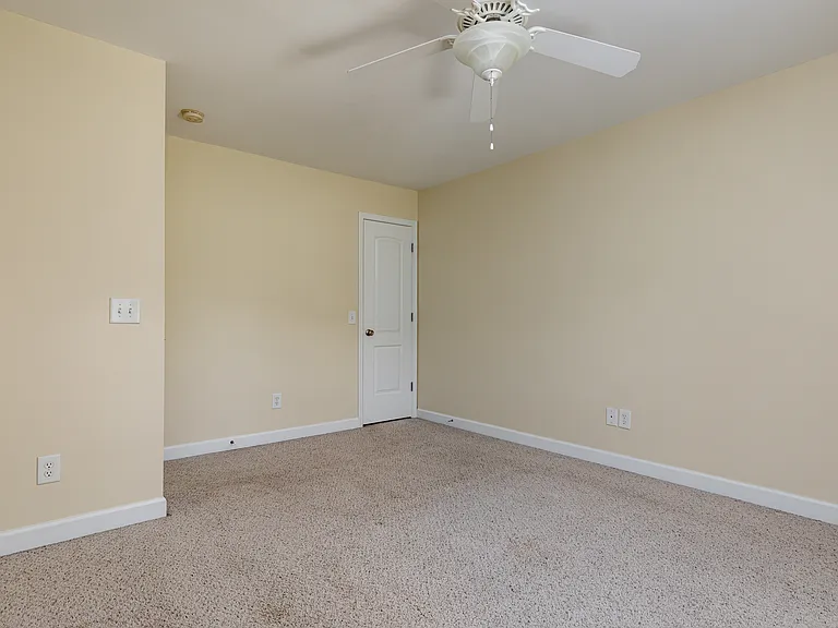 202 Clover Ct — Photo 16