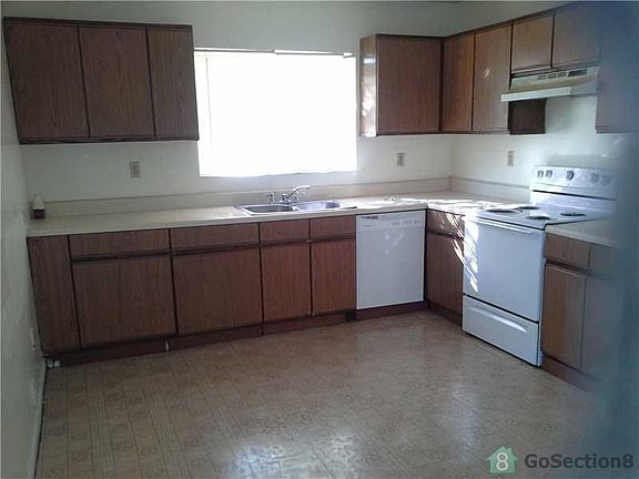 2nd image of 821 SE 18th St APT B