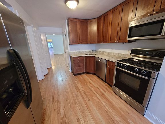 3rd image of 447 W Oakdale Ave