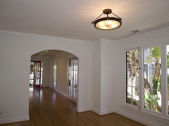 4th image of 242 N Irving Blvd