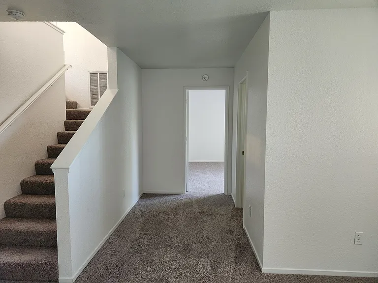 River Knolls Apartment — Photo 49
