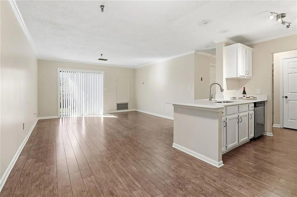 1 bed, 1.0 bath, 760 sqft, $2,448 — Photo 4