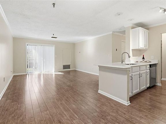 4th image of 300 Johnson Ferry Rd NE Unit B202