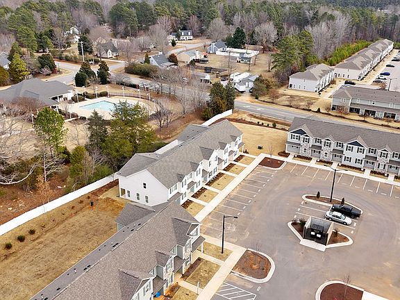 2nd image of 1010 Peony Ln