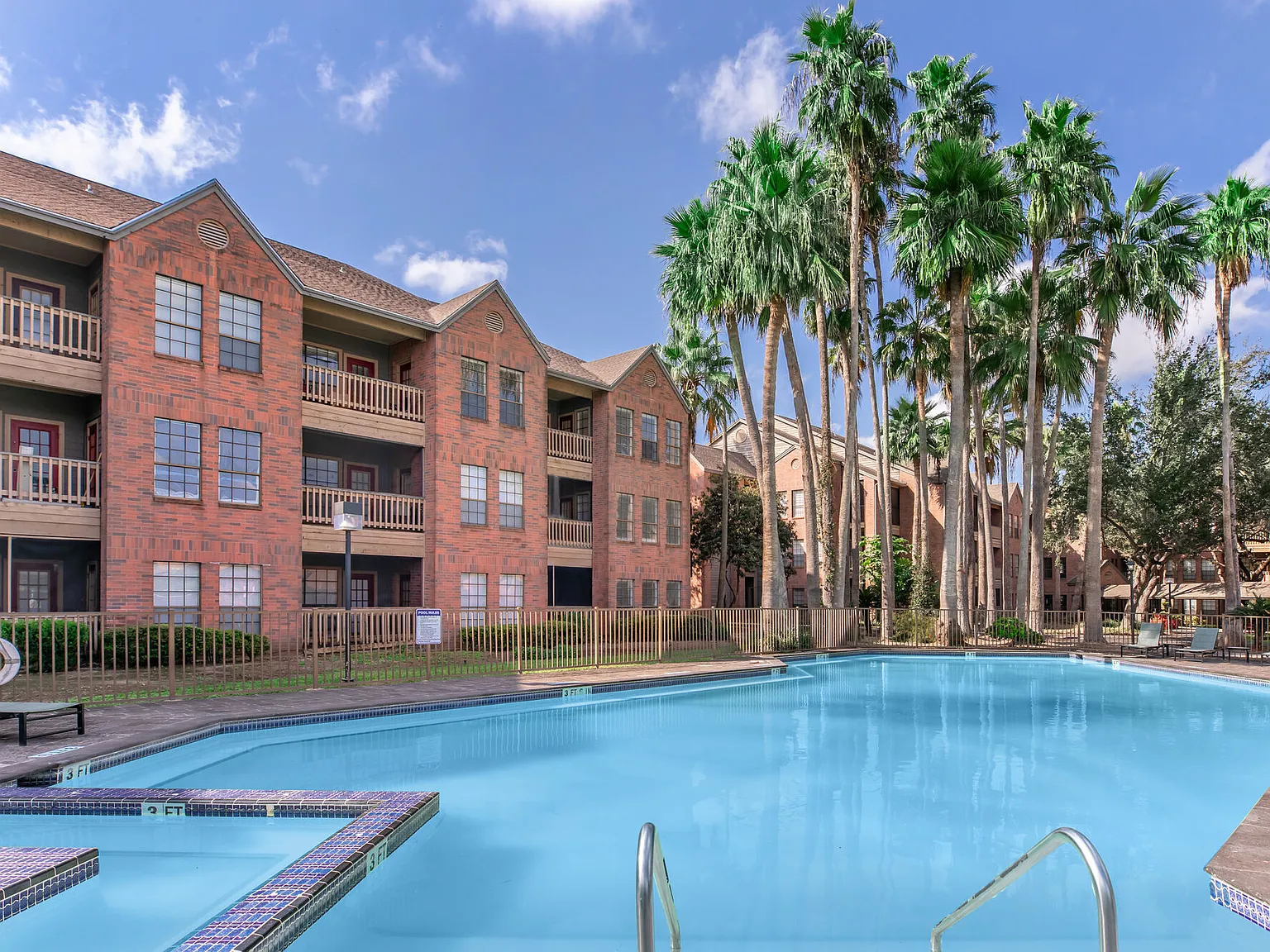 Encino Luxury Apartments — Photo 2
