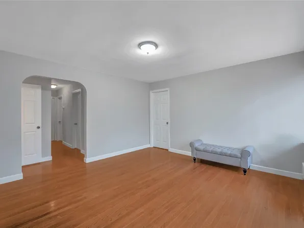 10 Spruce St APT 2, Wyandanch, NY 11798