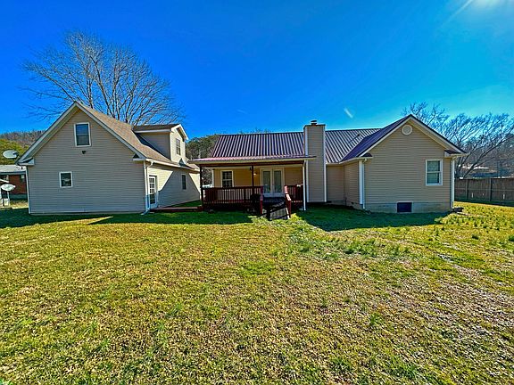 3rd image of 829 Boone Creek Rd