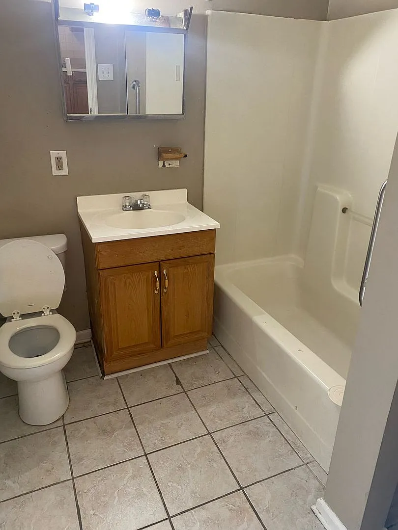 172 -G1- Courtyard Apartments — Photo 4