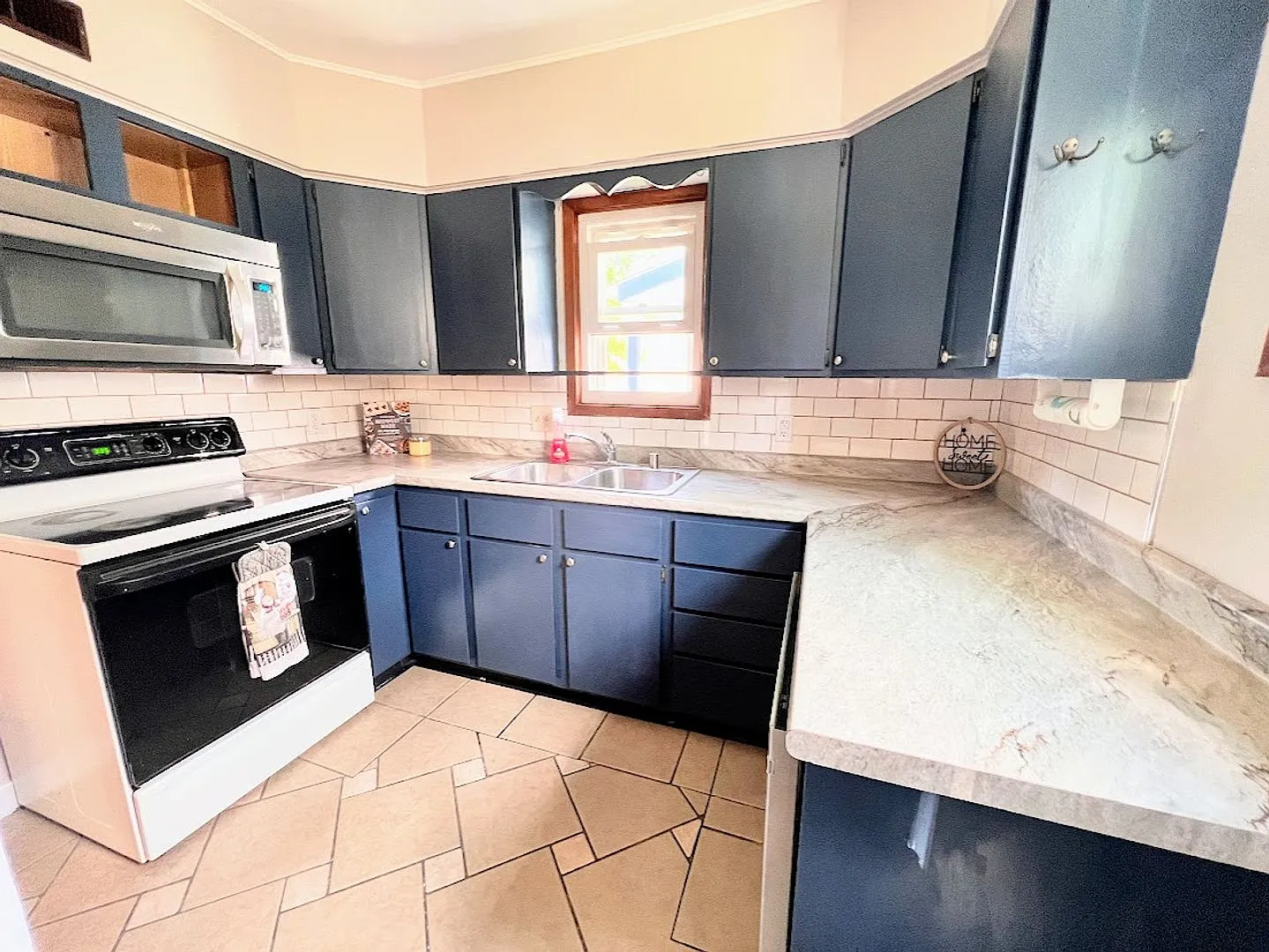 Charming Single Family Home - Hardwood Floors - Large Detached Garage - Fenced-In Backyard — Photo 4
