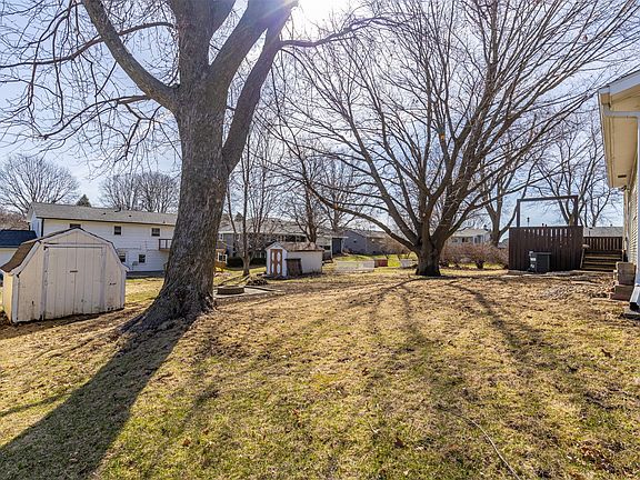 5th image of 200 E 9th St