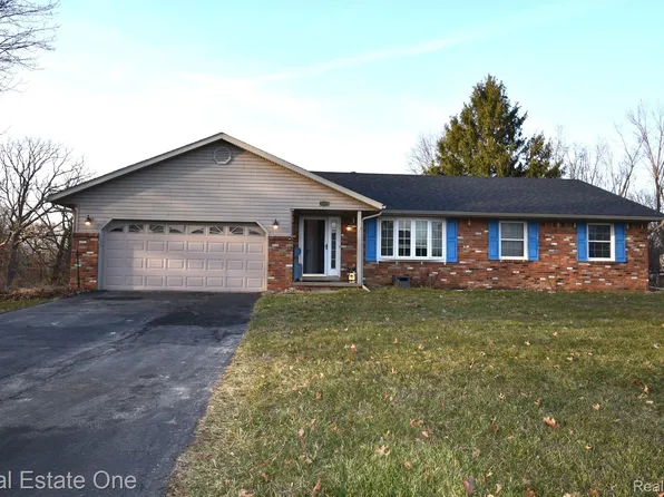 9017 Andrew Dr, Brighton, MI 48114