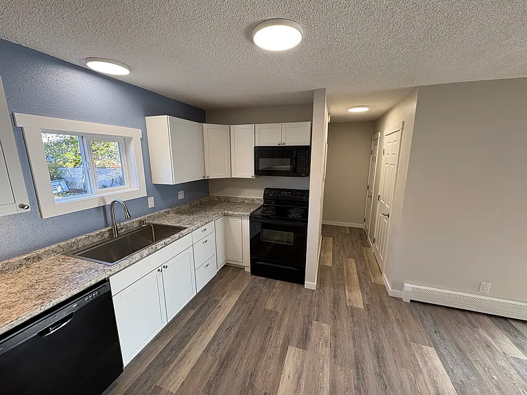 3251 E 42nd Ave #B — Photo 6