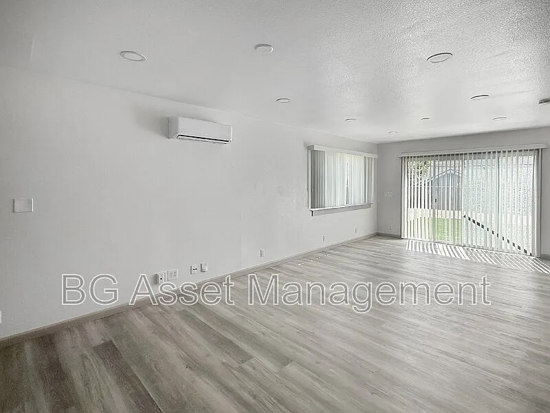 3 bed, 2.0 bath, 1295 sqft, $2,400 — Photo 2