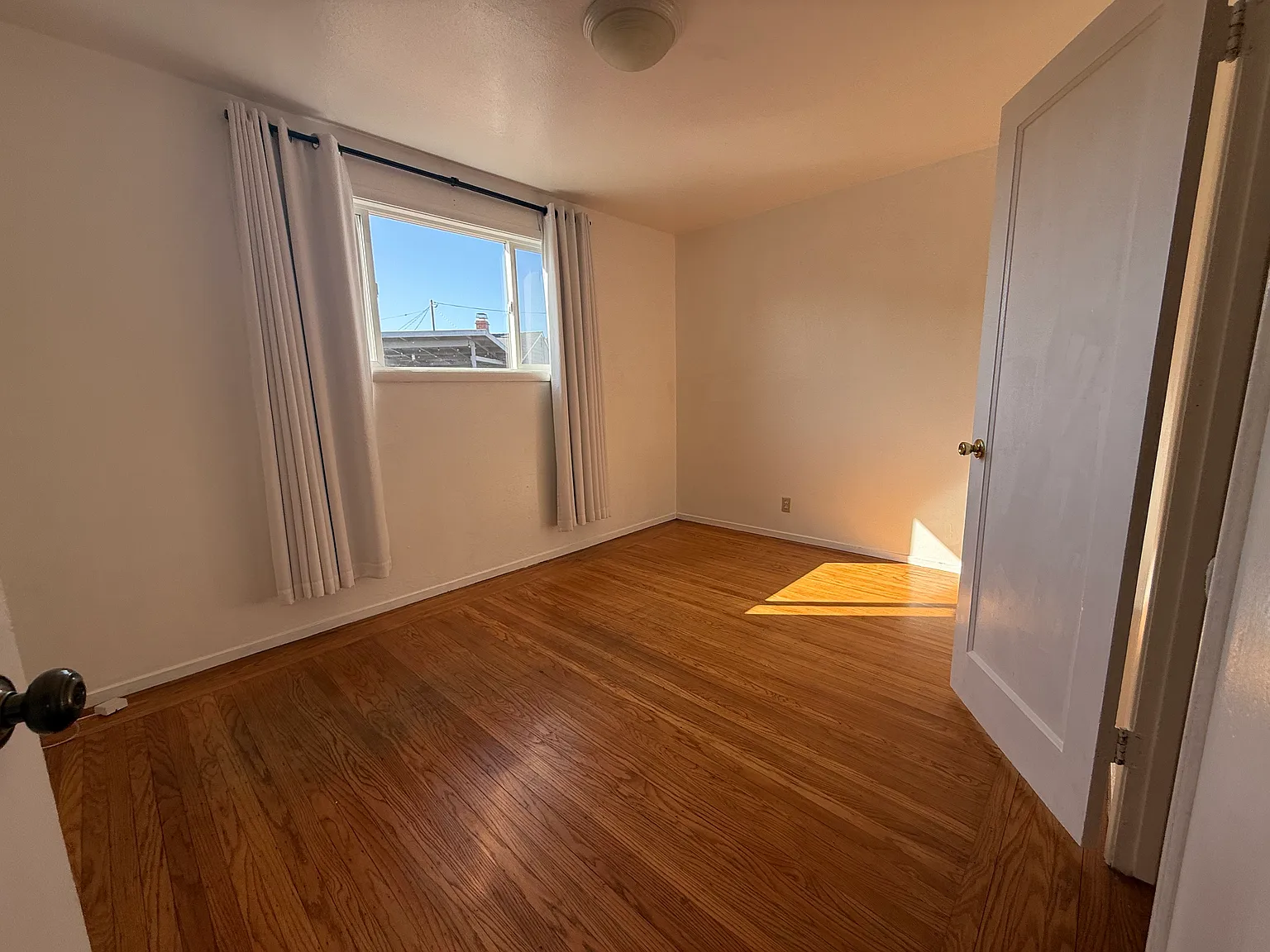 3 bed, 1.5 bath, 1078 sqft, $3,400 — Photo 3