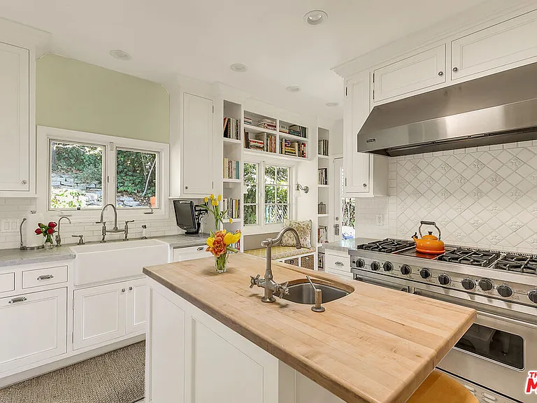 6203 Temple Hill Dr — Photo 7