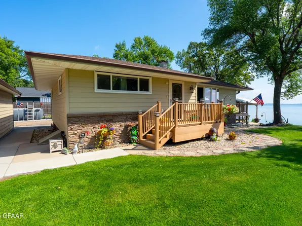 213 Rock Island Dr, Devils Lake, ND 58301