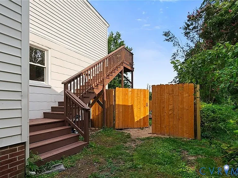 2105 Clarke St — Photo 4