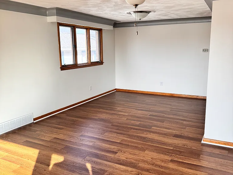 363 University Ave — Photo 3