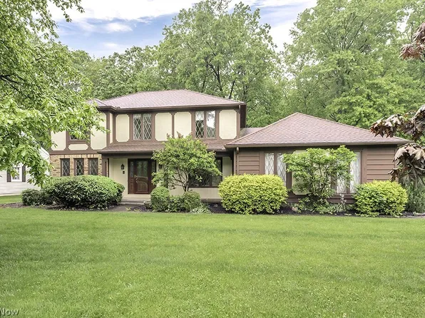 330 Greenbriar Dr, Avon Lake, OH 44012