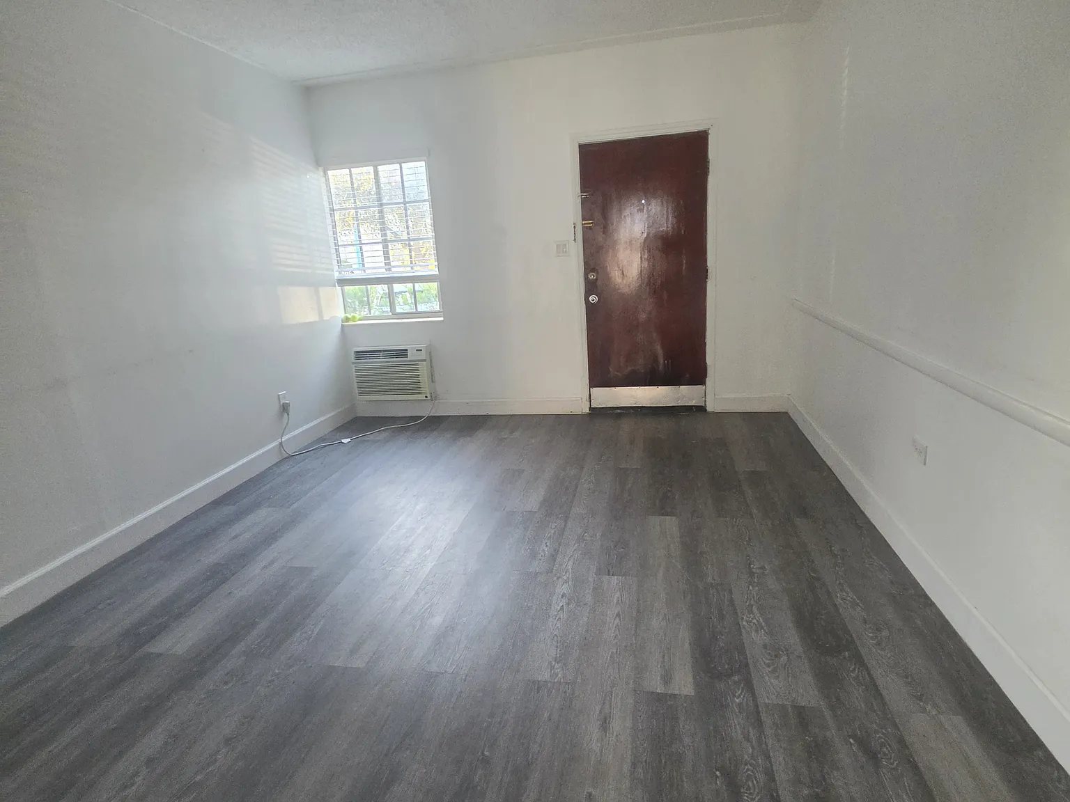 2 bed, 800 sqft, $2,400 — Photo 2