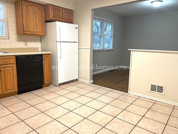 5th image of 2770 Robert Dr