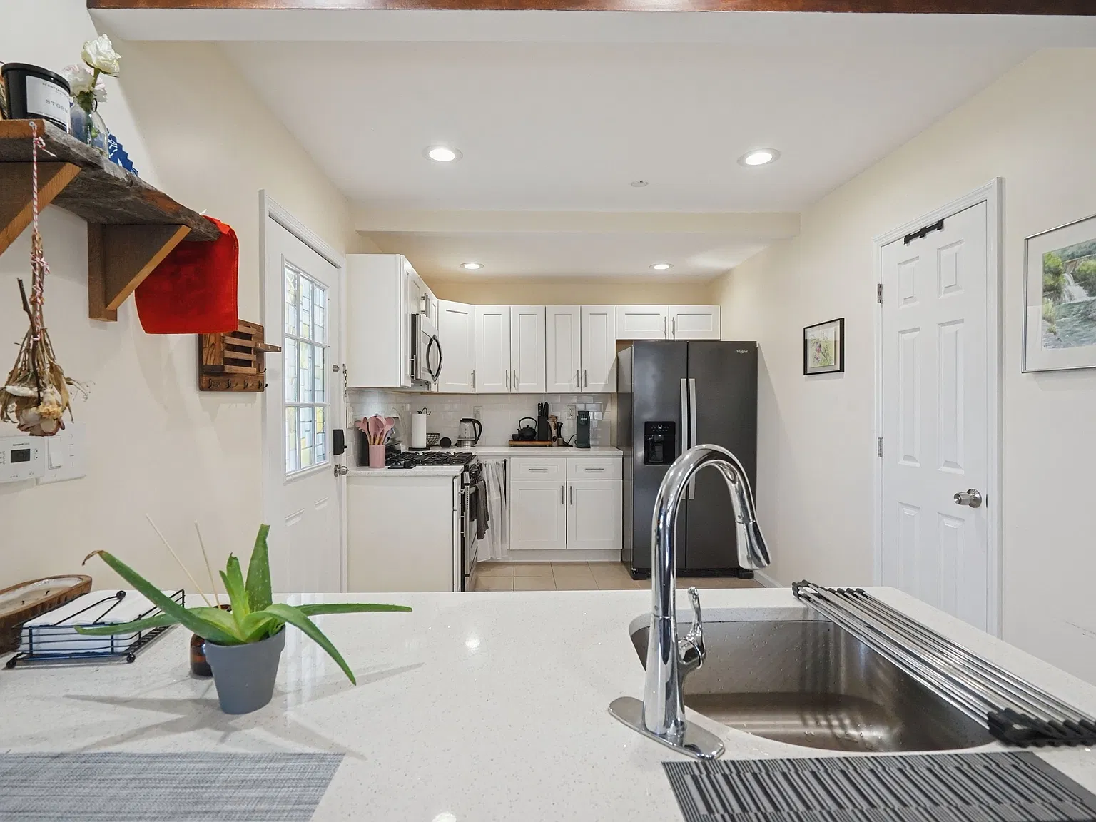 2 bed, 900 sqft, $3,200 — Photo 2