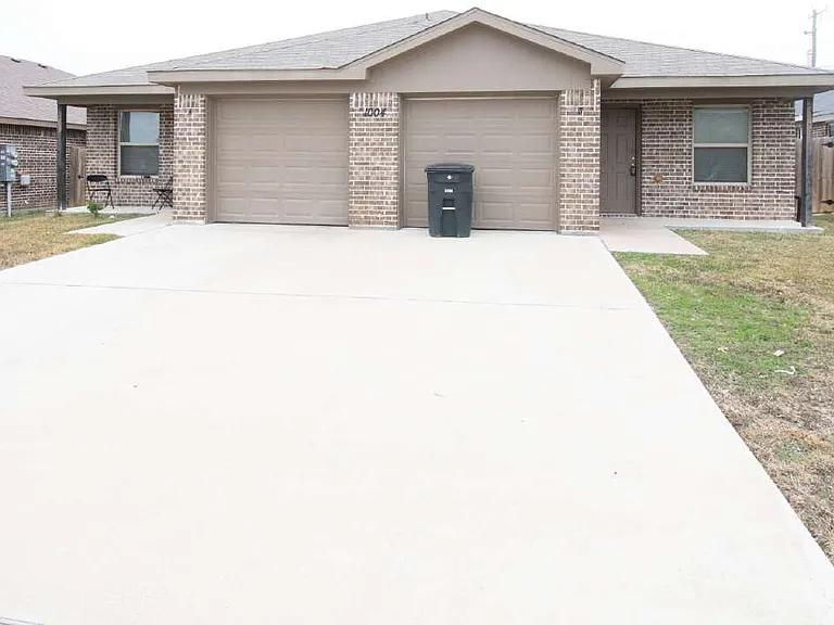 1004 Barbara Jordan St #B — Photo 1