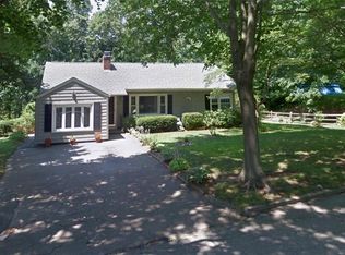 40 Roslyn Ave, Cranston, RI 02910