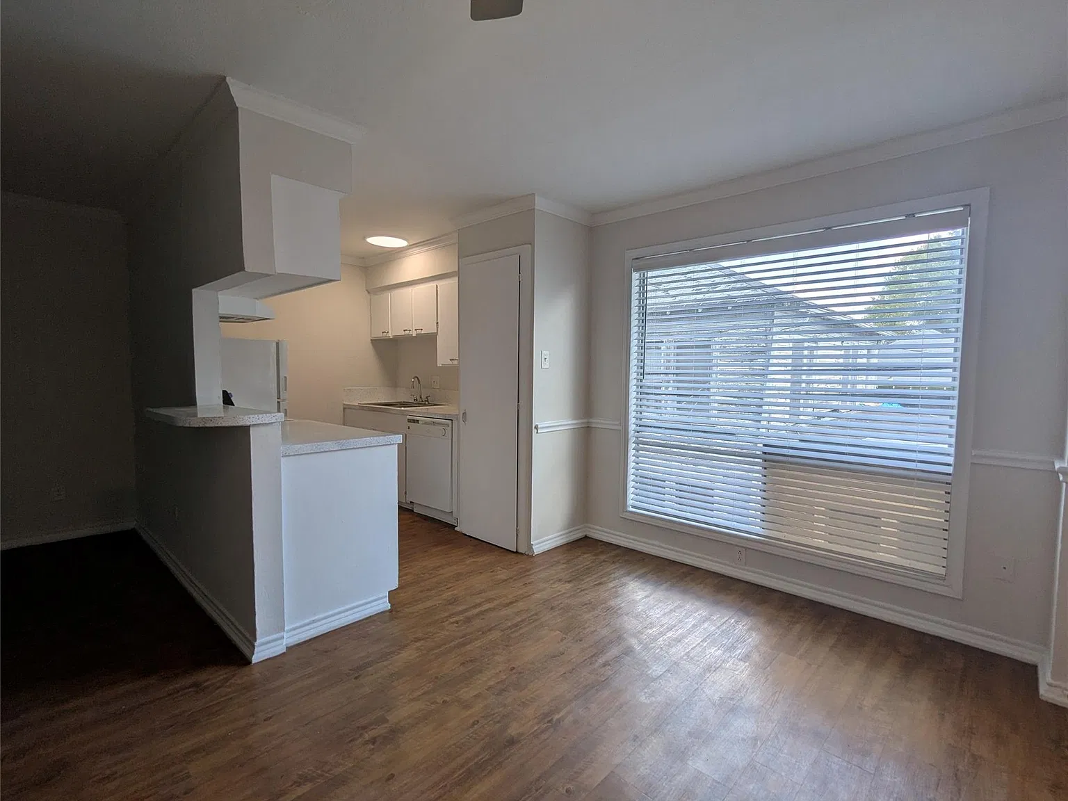 1 bed, 1.5 bath, 700 sqft, $1,195 — Photo 3
