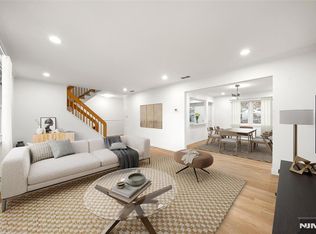 31 Hooks Ln, Edgewater, NJ 07020