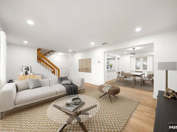 31 Hooks Ln, Edgewater, NJ 07020