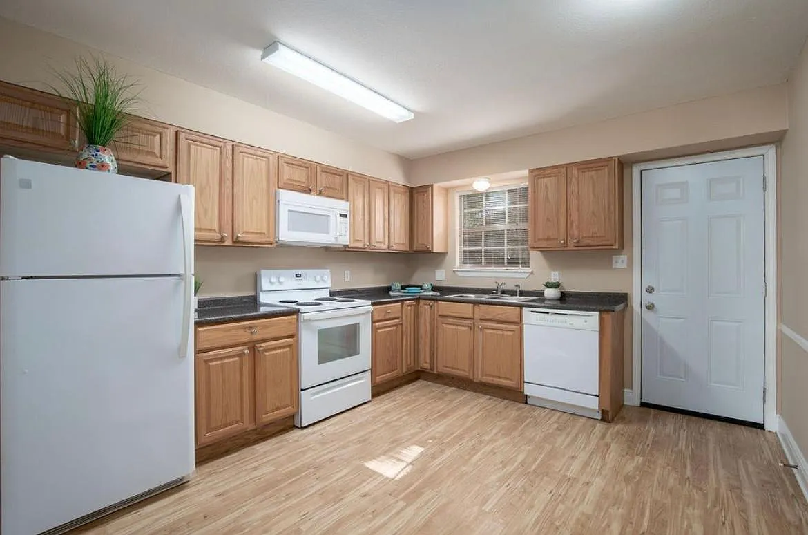 2 bed, 806 sqft, $1,575 — Photo 2