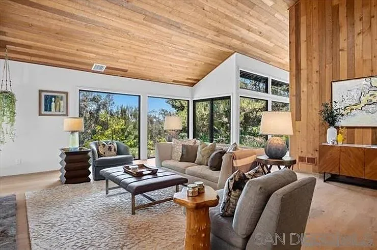 5 bed, 3.5 bath, 4300 sqft, $20,000 — Photo 2