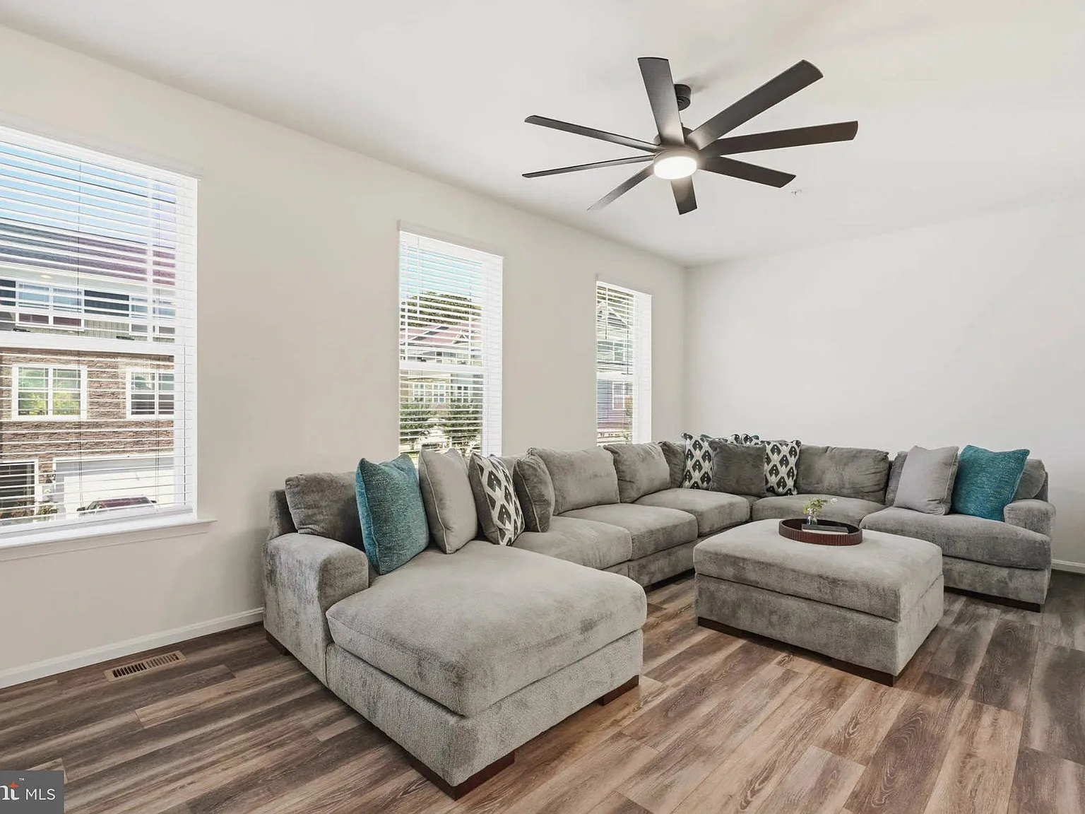 4 bed, 3.5 bath, 2425 sqft, $3,200 — Photo 4